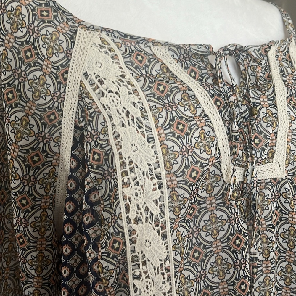 Elegant Blue Patterned Blouse - Picture 8 of 8